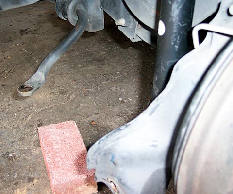 detailed picture of ford focus rear suspension with lower control arms removed